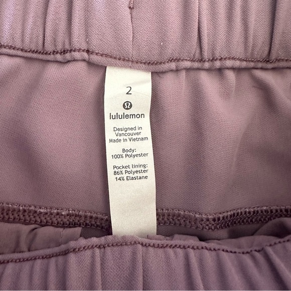 Lululemon On The Fly Short Woven 2.5" size: 2 - Picture 5 of 6